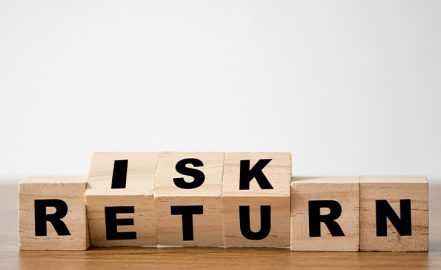 risk and return spelled out on wooden blocks