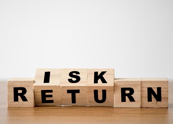 risk and return spelled out on wooden blocks