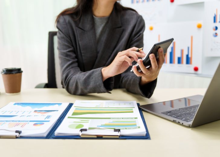 woman planning her financial portfolio