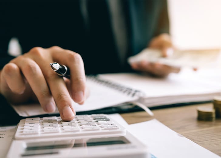 An investor calculating annuity payouts